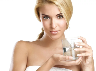 należy pić co najmniej 1,5 litra czystej wody